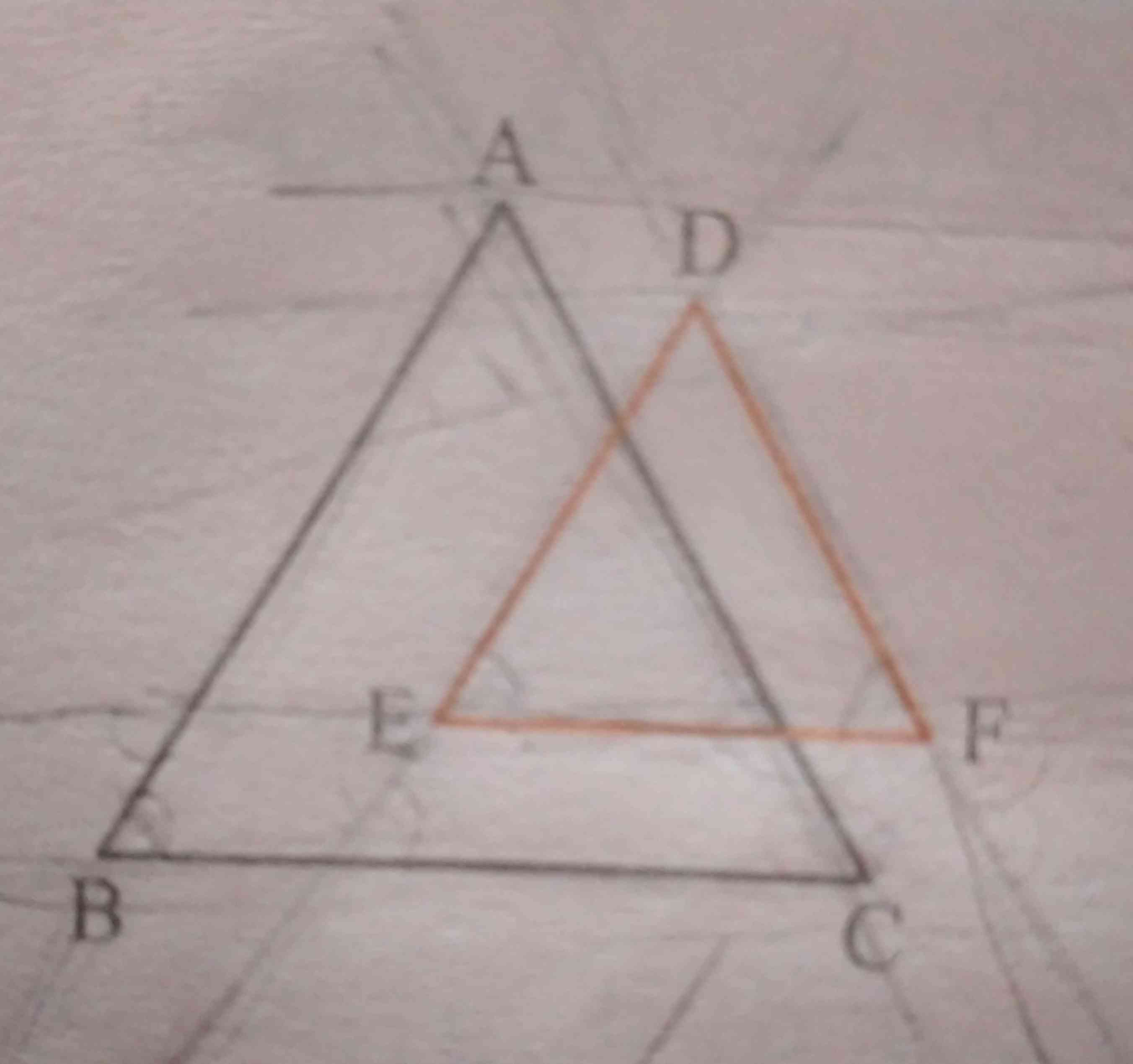 در شکل زیر اضلاع دو مثلث دو به دو موازیند آیا زوایای این دو مثلث مساوی اند  چرا تاج میدم 