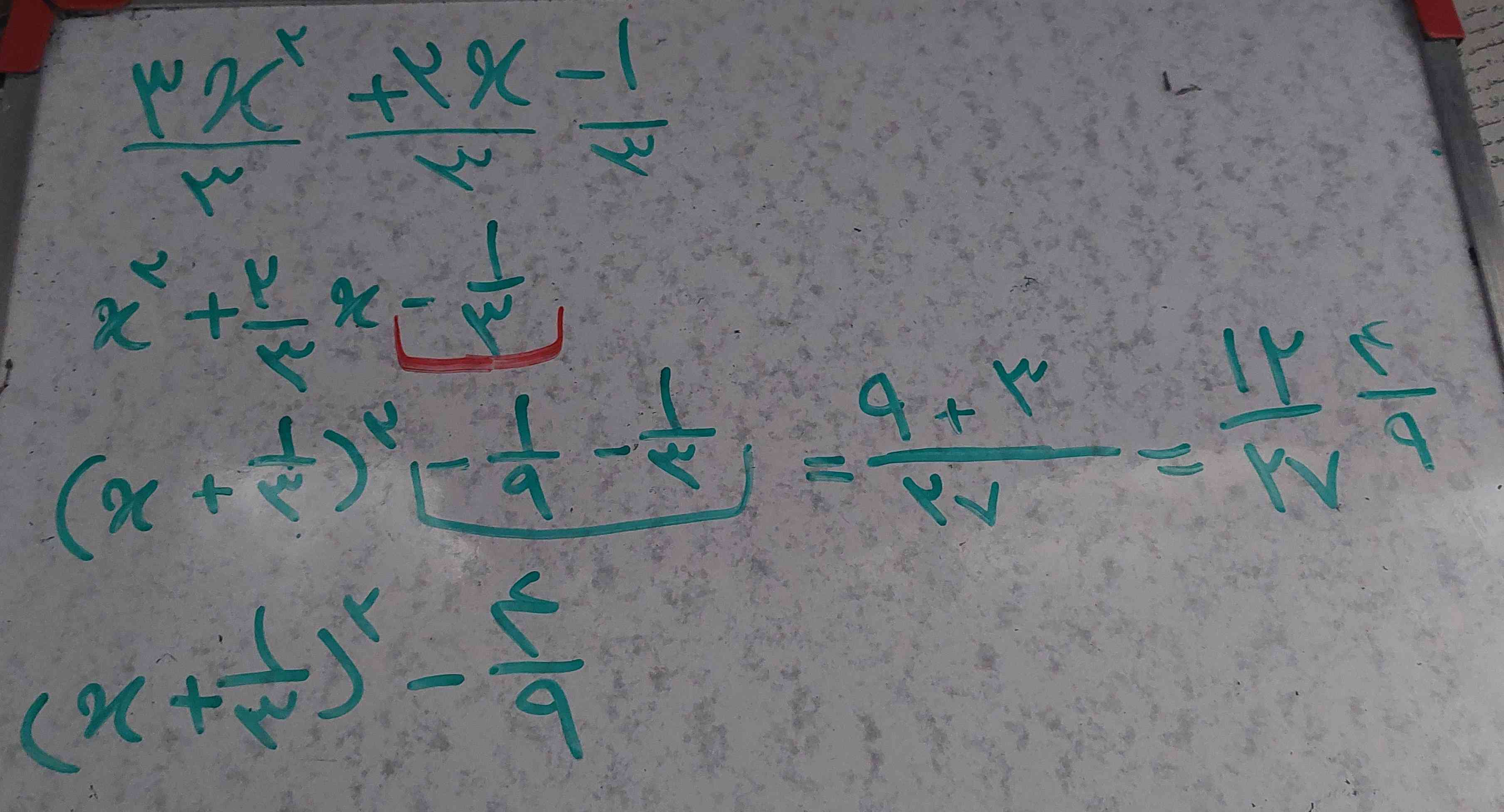 بچه ها من حل معادله با مربع کامل رو از این روش میرم فقط یه سوال آخرشو نباید ببرم زبر رادیکال؟