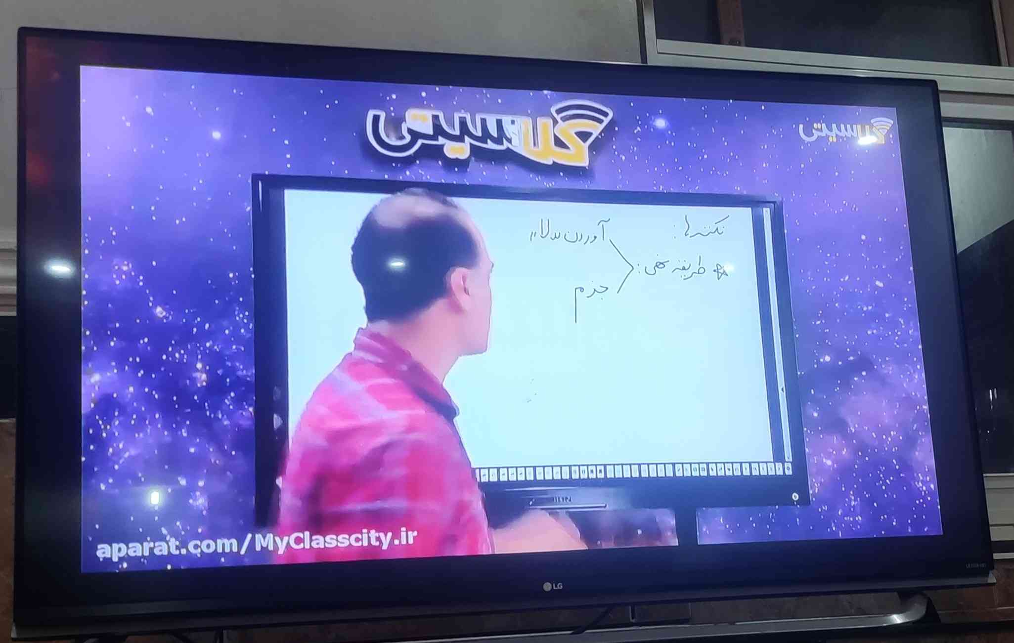 اونایی که گفتن چرا نمی‌خونی 
من دارم میخونم 😂✍️