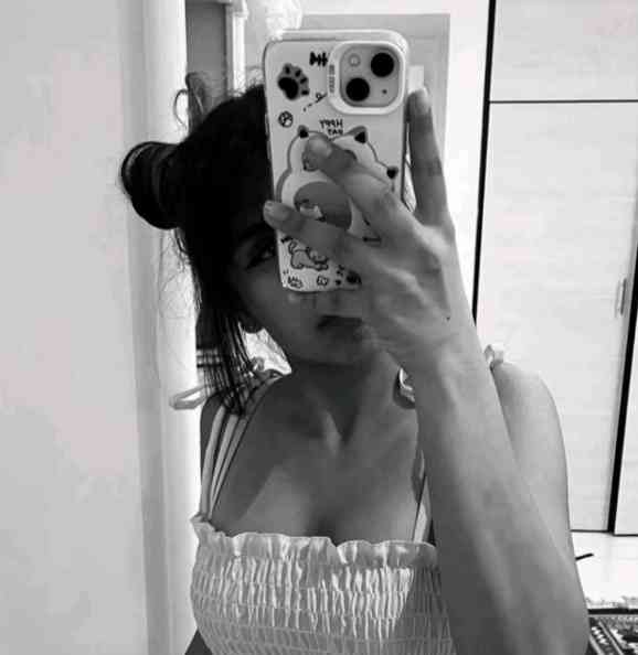 elina ☆. 